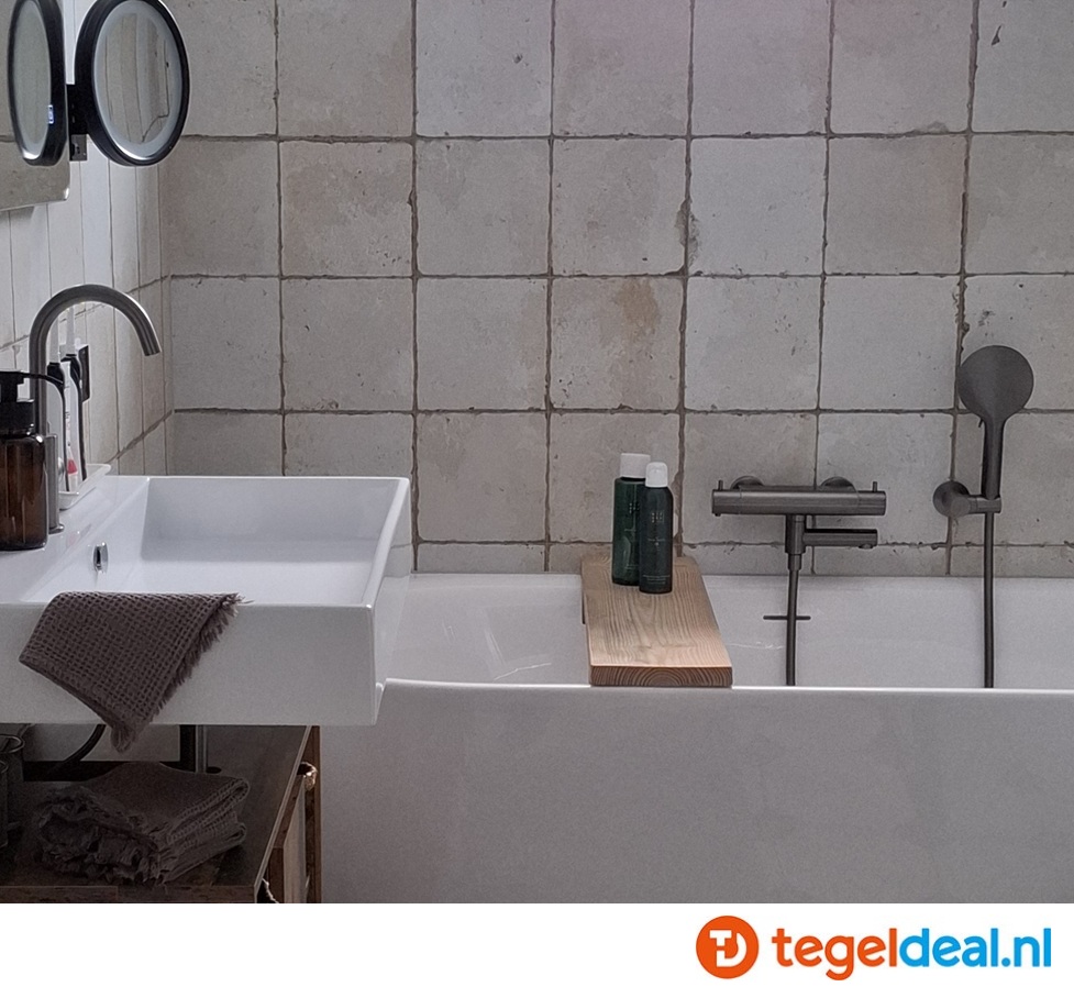 Een badkamer met een vintage look